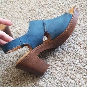 size 9 women's born blue heels leather